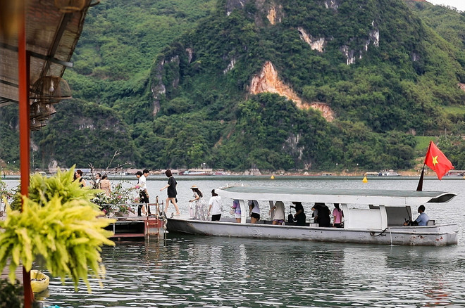 Visitors exploring Hoa Binh Lake in Hoa Binh province (Photo: VNA) hoa binh.jpg
