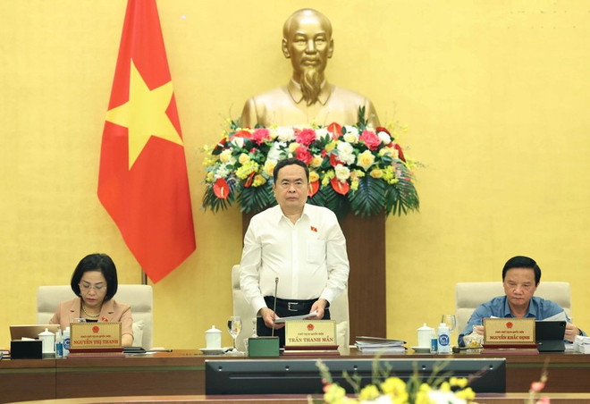 NA Chairman Tran Thanh Man (C) speaks at the 5th thematic session on law-building on August 12. (VNA) NA Chairman.jpg