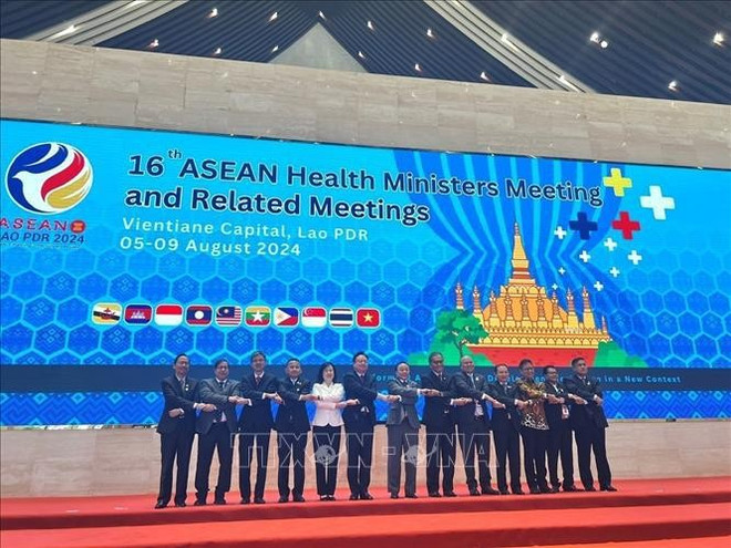 Minister of Health Dao Hong Lan ( fifth, from left) is with her counterparts from other ASEAN countries at the 16th ASEAN Health Ministers Meeting and related meetings held in Vientiane from August 7-9. (Photo: VNA) Minister of Health.jpg