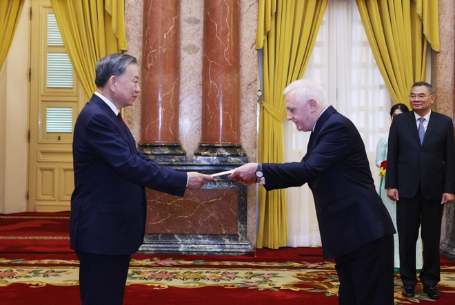 Party General Secretary and State President To Lam (left) receives the credentials from Argentinian Ambassador Marcos Antonio Bednarski on August 12. (Photo: VNA) party-general-secretary-and-state-president-to-lam-receives-argentinian-ambassador.jpg