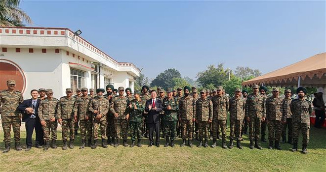 Vietnamese Ambassador to India Nguyen Thanh Hai and Indian officers at the VINBAX 2024. (Photo: VNA) vna_potal_dien_tap_song_phuong_giua_viet_nam_va_an_do_ve_gin_giu_hoa_binh_lien_hop_quoc_7686848.jpg