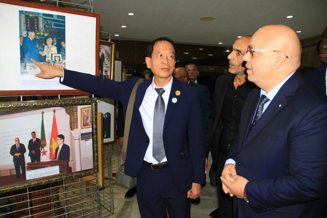 Delegates visit a photo exhibition highlighting milestones in Vietnam-Algeria relations (Photo: VNA) vna_potal_chien_thang_dien_bien_phu_-_cau_noi_giup_viet_nam_va_algeria_chia_se_qua_khu_huong_toi_tuong_lai_7686865.webp