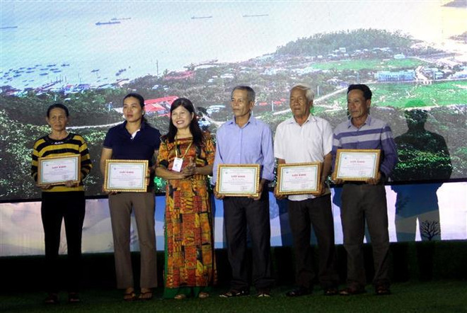 The persons contributing to UNESCO's recognition of Cu Lao Cham - Hoi An as a world biosphere reserve receive certificates of merit from the administration of Tan Hiep island commune in Hoi An city, Quang Nam province, at the ceremony on May 23. (Photo: VNA) Cu Lao Cham - Hoi An marks 15th anniversary of world biosphere reserve status.jpg