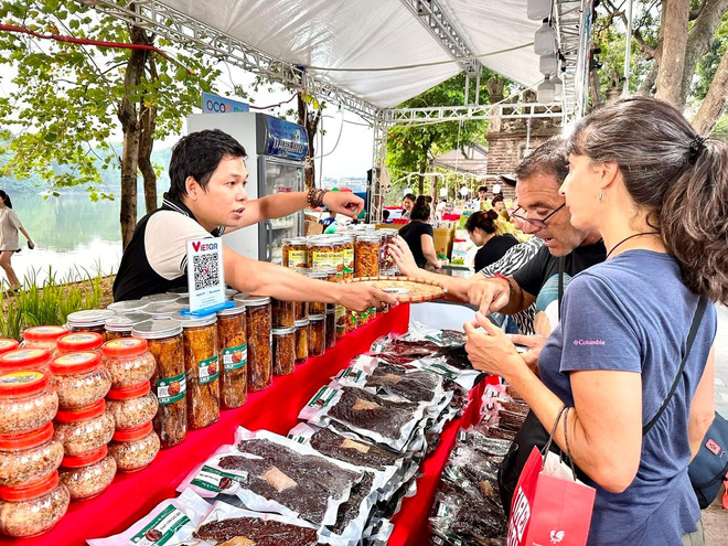 foreign tourists.jpg