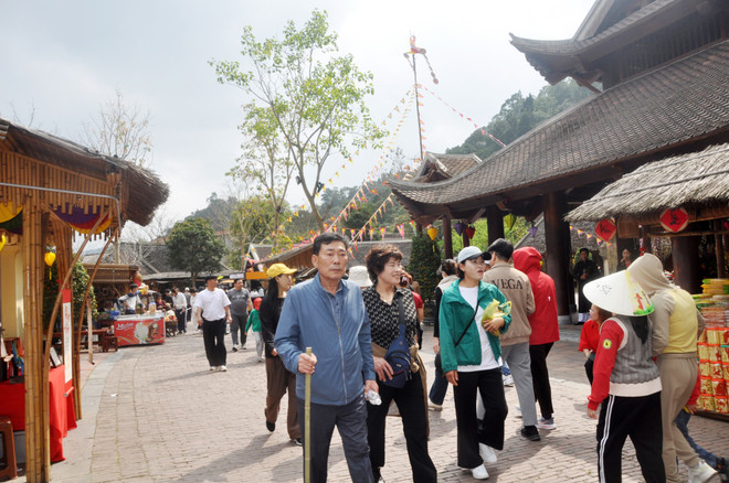 Connecting pilgrims traveling to Yen Tu with community tourism destinations is a direction that Tung Lam Development JSC is focusing on (Photo: baoquangninh.vn) yen tu.jpg