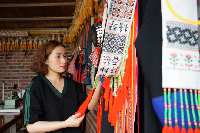 Exquisite embroidered products crafted by Dao Thanh Y women are displayed at the Dao community tourism model in Thuong Yen Cong commune (Photo: baoquangninh.vn) yen tu.jpg