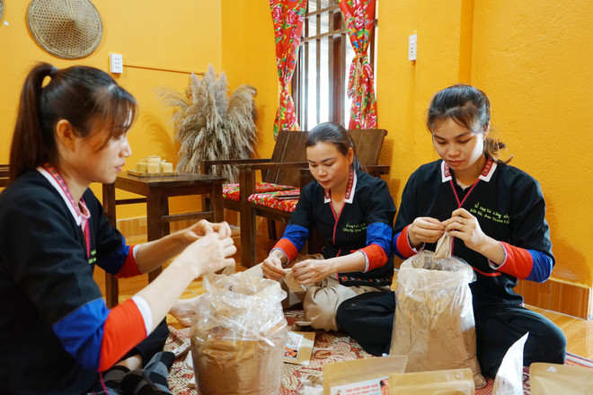 Huong (middle) and her staff packaging herbal products derived from ancient Dao remedies in Yen Tu (Photo: baoquangninh.vn) yen tu.jpg