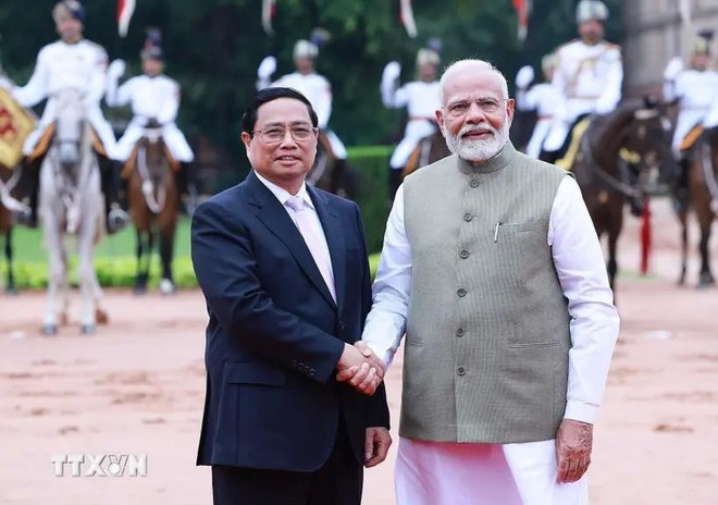 Visiting Vietnamese Prime Minister Pham Minh Chinh (L) and Indian Prime Minister Narendra Modi at an official welcome ceremony for the former at the presidential palace in New Delhi on August 1 morning. (Photo: VNA) PM.jpg