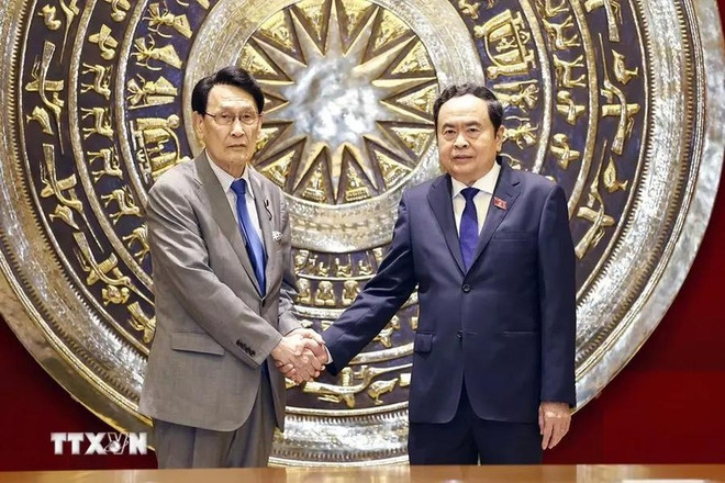 National Assembly Chairman Tran Thanh Man (R) receives Tokai Kisaburo, member of the House of Representatives of Japan and Chairperson of the Policy Research Council under the Liberal Democratic Party (LDP). (Photo: VNA) NA Chairman.jpg