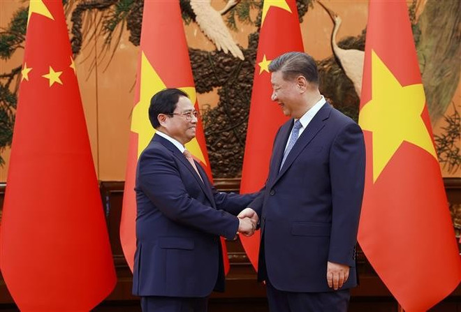 PM Pham Minh Chinh (L) and Chinese Party General Secretary and President Xi Jinping (Photo: VNA) PM.jpg