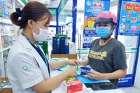 A customer buys medicine at a Pharmacity store (Photo: VNA)