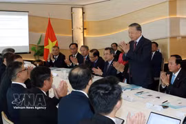 Top leader receives Vietnamese technology experts in France