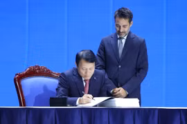 Following the opening session of the Signing Ceremony and High-level Conference of the United Nations Convention against Cybercrime (Hanoi Convention) at the National Convention Centre in Hanoi on the morning of October 25, heads of delegations sign the Convention. (Photo:VNA)