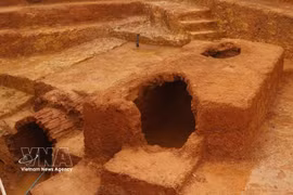 Two ancient brick tombs discovered in Nghe An with rare artefacts