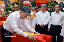 Top leader pays tribute to heroic martyrs at Le Thi Rieng Park