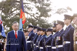 Top Vietnamese leader receives official welcome in Canberra