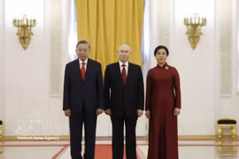 Russian President chairs welcome ceremony for top Vietnamese leader