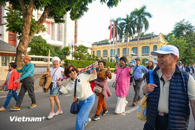 A large number of foreign tourists join the celebrations and enjoy the vibrant dances (Photo: VietnamPlus)
