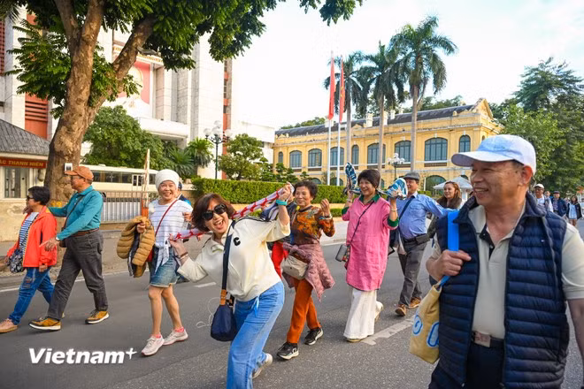 A large number of foreign tourists join the celebrations and enjoy the vibrant dances (Photo: VietnamPlus)
