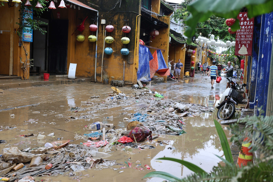 Mud and debris cover the streets of Hoi An ancient town. (Photo: VNA)