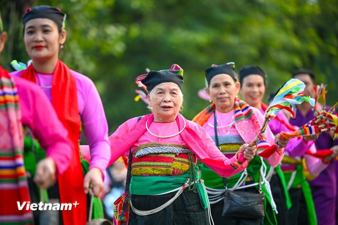Pon Pong is an indispensable art form of the Muong people. “Pon” means singing and dancing, while “Pong” refers to flowers. Combined, the term describes a performance involving both singing and dancing around a symbolic flower tree to pray for prosperity, good harvests and happiness (Photo: VietnamPlus)