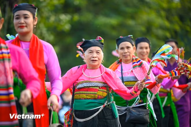 Pon Pong is an indispensable art form of the Muong people. “Pon” means singing and dancing, while “Pong” refers to flowers. Combined, the term describes a performance involving both singing and dancing around a symbolic flower tree to pray for prosperity, good harvests and happiness (Photo: VietnamPlus)