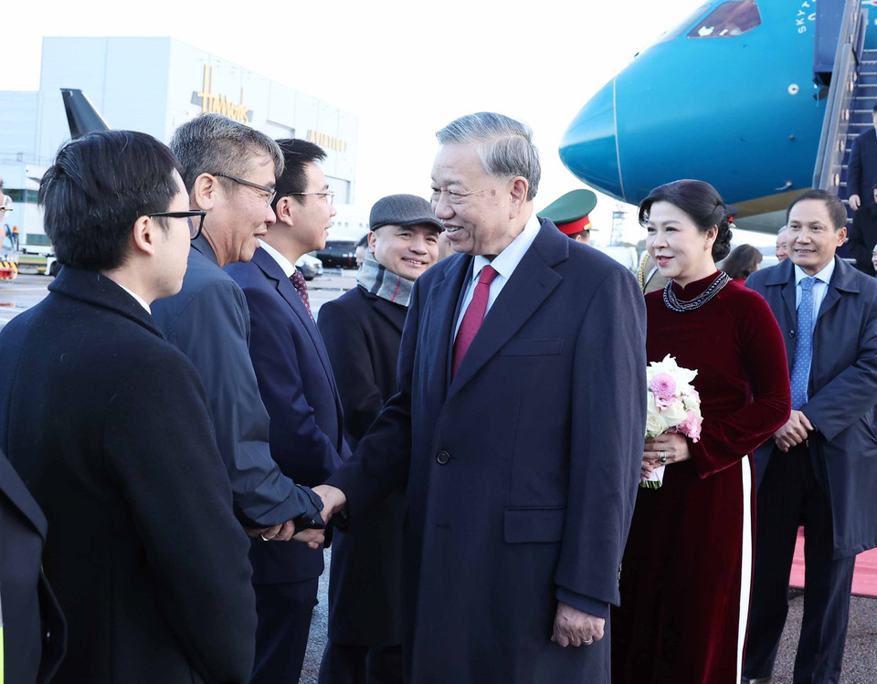 Party General Secretary To Lam and his spouse Ngo Phuong Ly are welcomed at the London Stansted Airport (Photo: VNA)