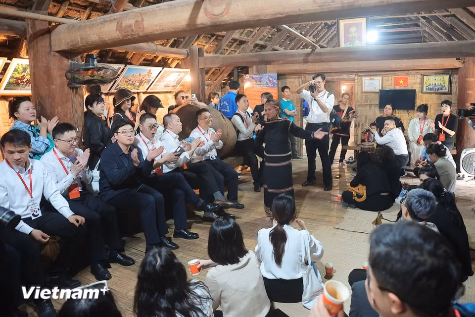 Cultural and art exchange activities also take place in the stilt house space. (Photo: VietnamPlus)