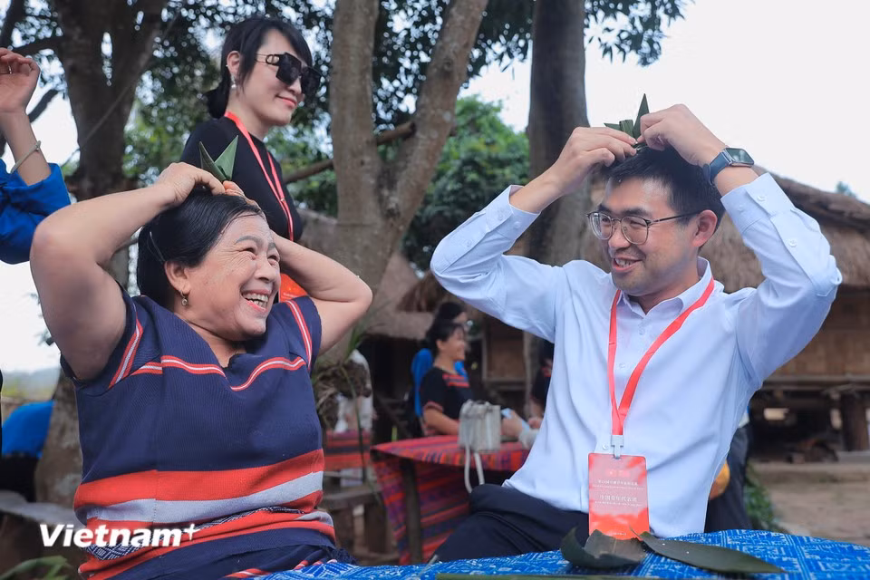 These activities help promote the cultural beauty of ethnic minority communities while showcasing Vietnam’s warmth and hospitality to international friends. (Photo: VietnamPlus)
