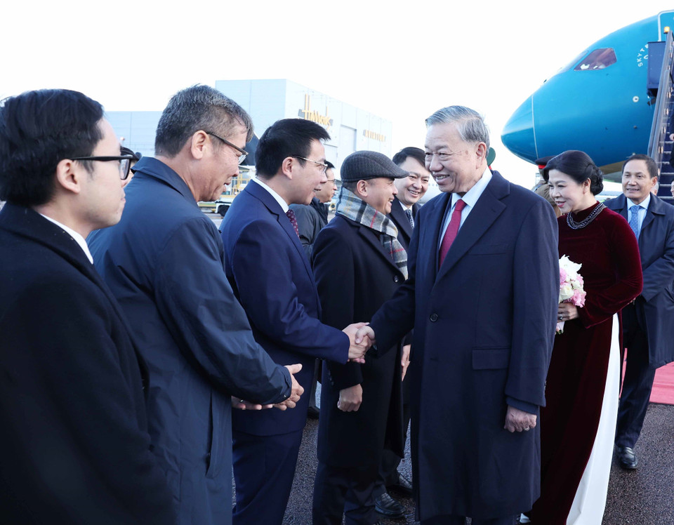 Party General Secretary To Lam and his spouse Ngo Phuong Ly are welcomed at the London Stansted Airport (Photo: VNA)