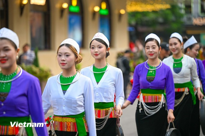 The parade showcases the beauty of Muong culture through traditional costumes, resounding gong rhythms and captivating dances (Photo: VietnamPlus)