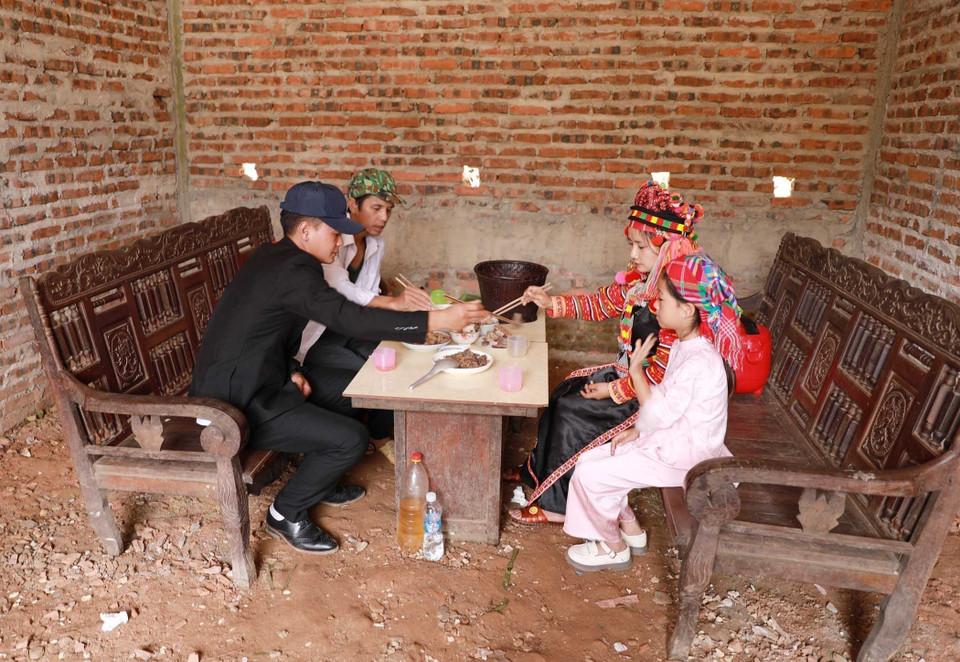 When children or grandchildren offer or receive offerings, they must bow their heads respectfully to show gratitude to their parents and ancestors. (Photo: VNA)