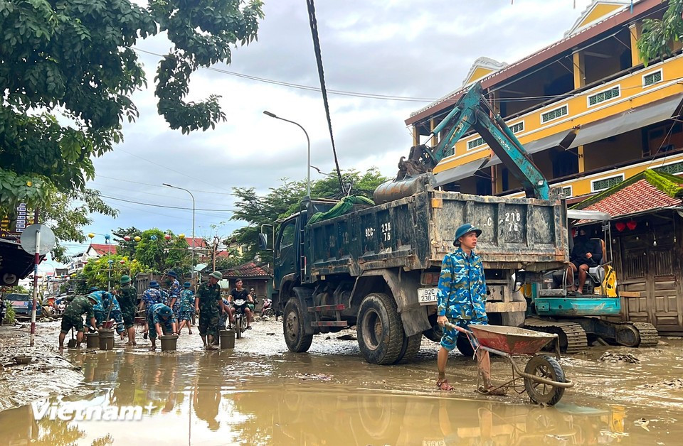 Excavators and mechanical vehicles are mobilised to remove mud and waste. (Photo: VietnamPlus)