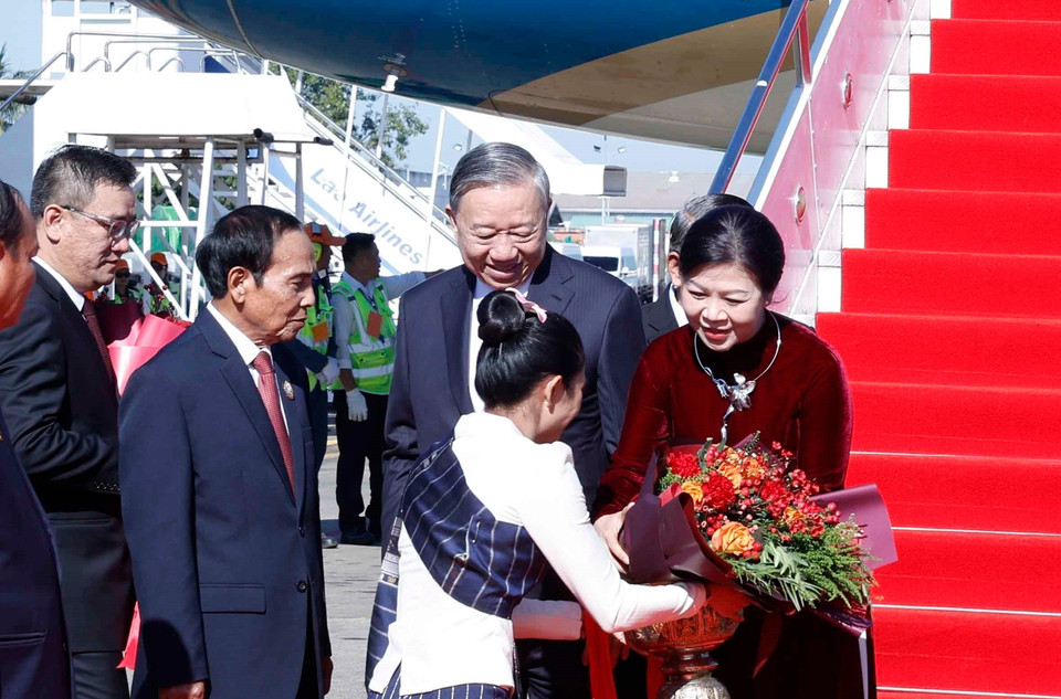 Party General Secretary To Lam and his spouse Ngo Phuong Ly are welcomed at Wattay International Airport. (Photo: VNA)