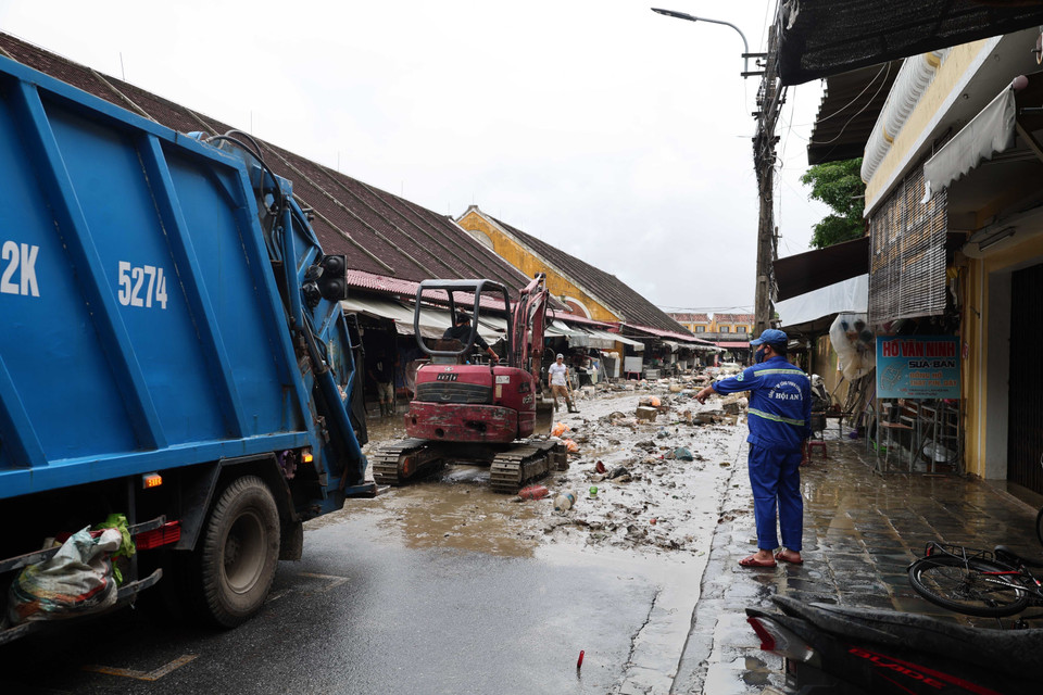 Equipment mobilised to clear mud around Hoi An market. (Photo: VNA)