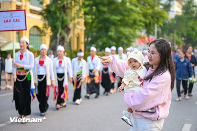 The festival offers an opportunity for Party and State leaders, as well as ministries and agencies, to present gifts to Muong representatives in recognition of their efforts in preserving and promoting cultural heritage, highlighting the State’s great attention to ethnic communities and boosting solidarity and cultural diversity (Photo: VietnamPlus)