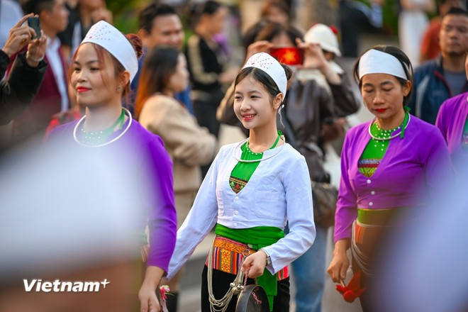 Thanh Dung, a 15-year-old participant from Hanoi, excitedly says: “I started learning gong playing in lower secondary school, and this is my first time performing in the city centre. I hope to introduce the unique culture of the Muong people to audiences nationwide” (Photo: VietnamPlus)