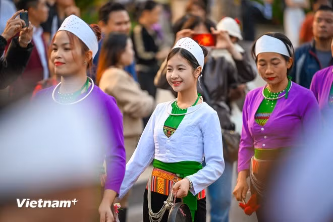 Thanh Dung, a 15-year-old participant from Hanoi, excitedly says: “I started learning gong playing in lower secondary school, and this is my first time performing in the city centre. I hope to introduce the unique culture of the Muong people to audiences nationwide” (Photo: VietnamPlus)