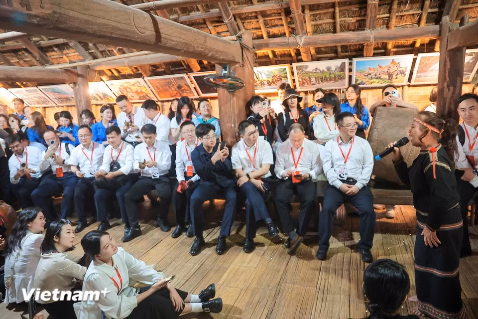 Visitors listen to and learn about the unique cultural stories of the E De ethnic people in Vietnam. (Photo: VietnamPlus)