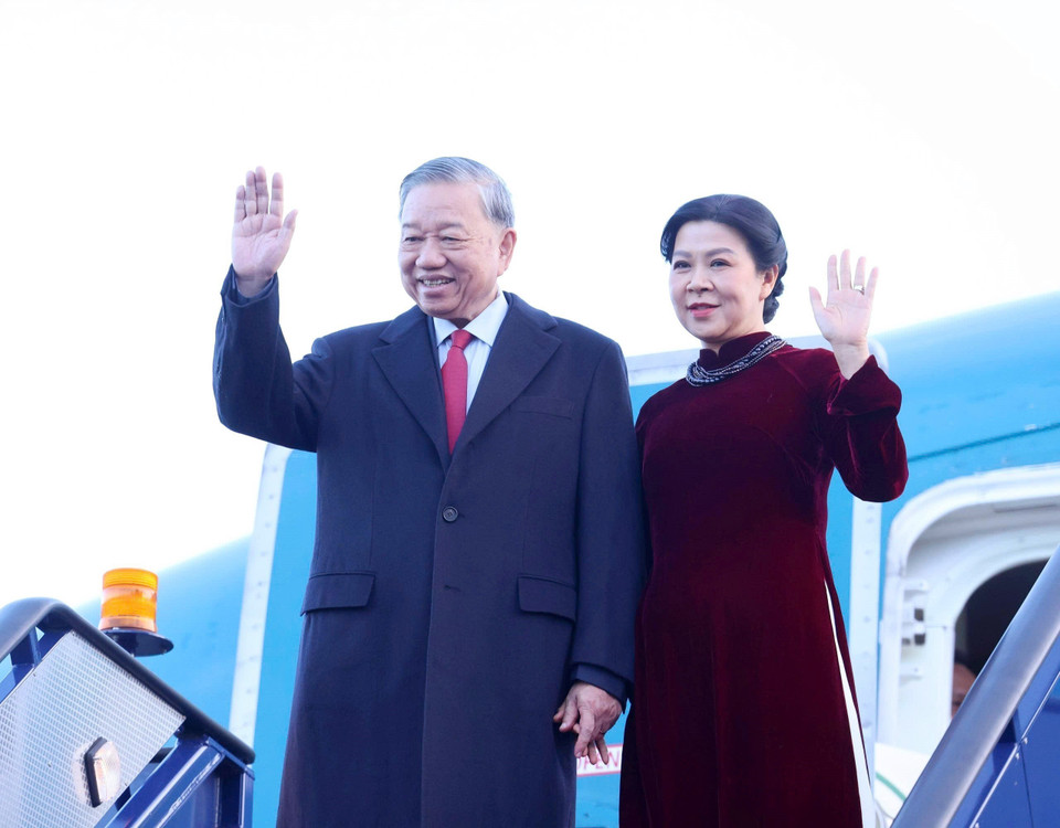 Party General Secretary To Lam and his spouse Ngo Phuong Ly arrive at the London Stansted Airport (Photo: VNA)