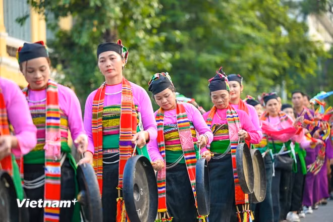 Muong artisans from Thanh Hoa perform gong rhythms that recreate parts of the traditional Pon Pong festival (Photo: VietnamPlus)