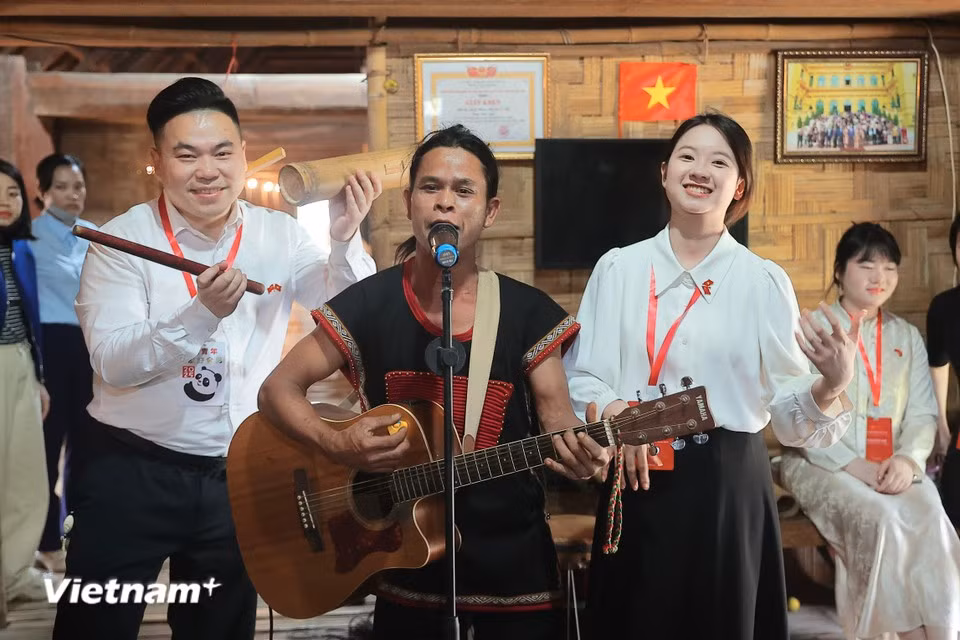 Visitors join performances featuring Central Highlands rhythms. (Photo: VietnamPlus)