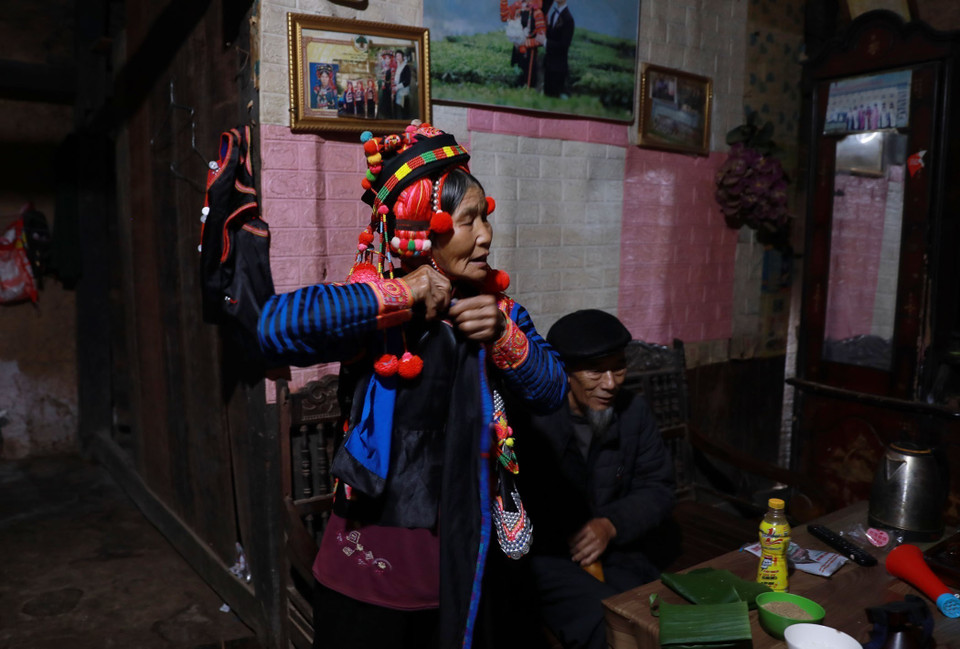 Elders usually wake up early to get dressed for the new year. (Photo: VNA)