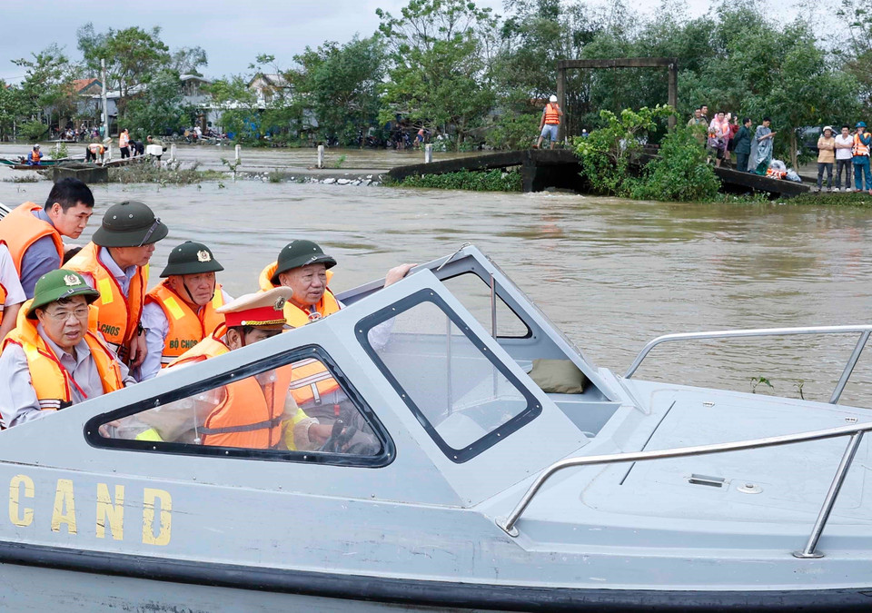 Party General Secretary To Lam visits the central city of Hue, where residents have been severely affected by recent flooding. (Photo: VNA)