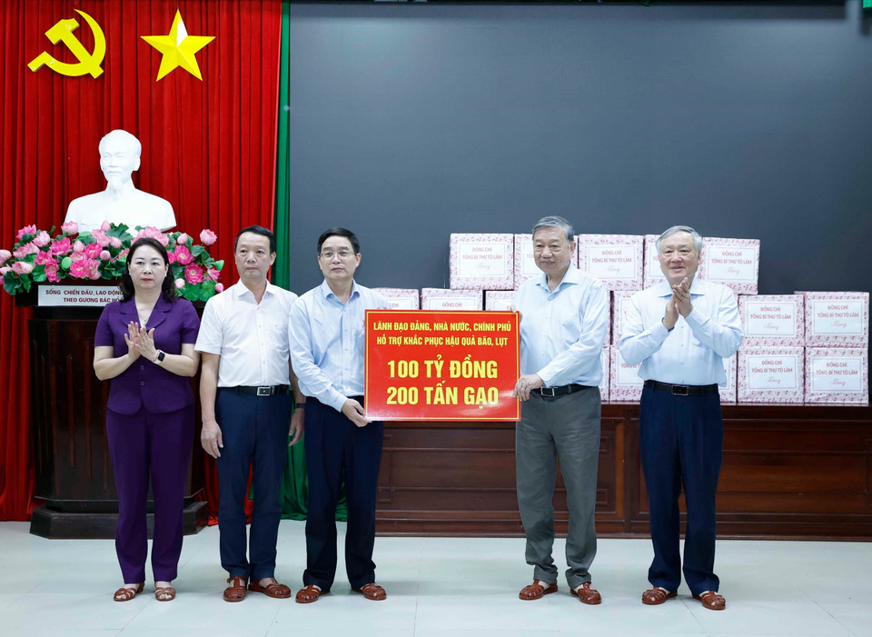 Party General Secretary To Lam presents gift packages to residents in Hue city (Photo: VNA)