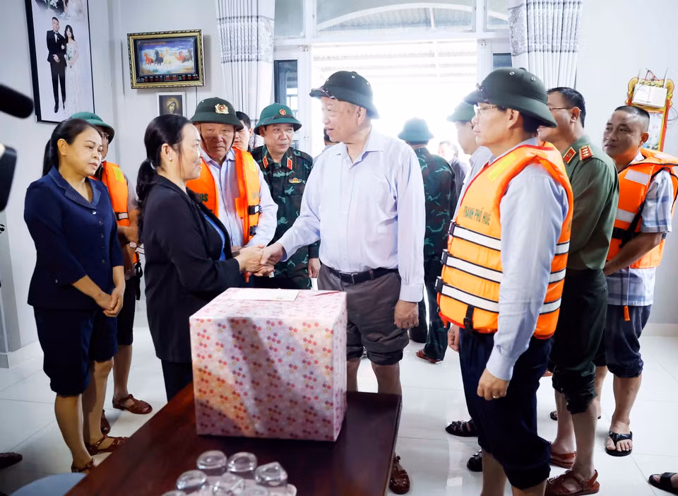 Party General Secretary To Lam visit residents in Hue city (Photo: VNA)