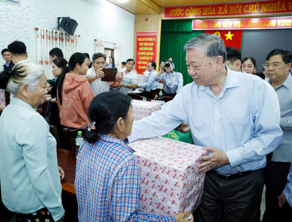 Party General Secretary To Lam presents gift packages to residents in Hue city (Photo: VNA)