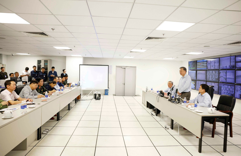 Party General Secretary To Lam worls with authorities in the central city of Hue (Photo: VNA)