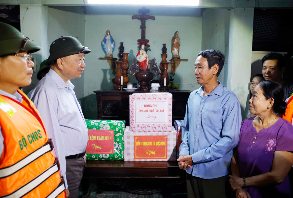Party General Secretary To Lam visit residents in Hue city (Photo: VNA)
