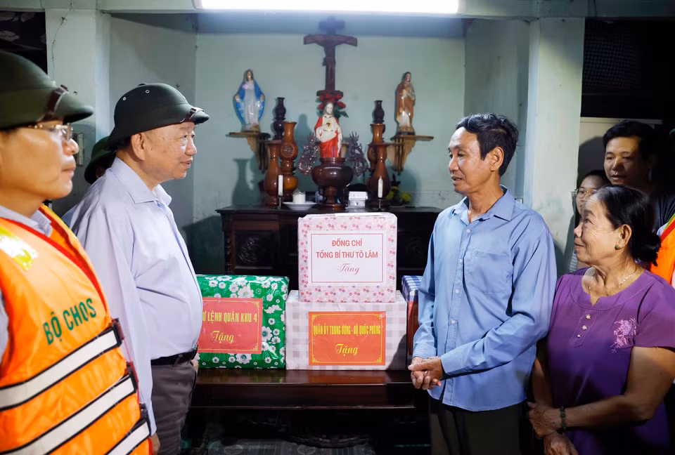 Party General Secretary To Lam visit residents in Hue city (Photo: VNA)